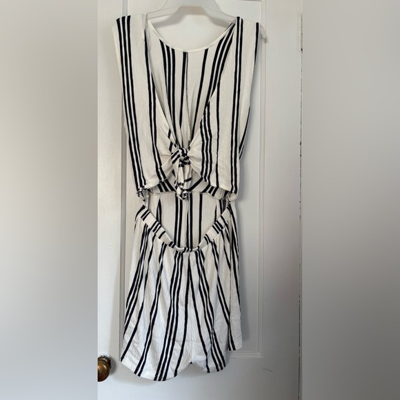 Love Tree White & Blue Stripes Sleeveless Romper Open and Tie on Back Sz: Large - Picture 4 of 9